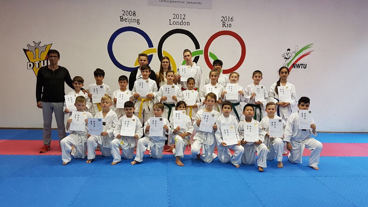 Erfolgreiche Teilnehmer bei Gürtelprüfung im TKD Center Iserlohn