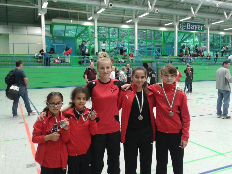 Heimtrainerin Melanie Hartung vom TKD Center Iserlohn mit der Landesmeisterin 2014 Julie da Silva, Beyza Sönmez, Katarina Bormann und Rumeysa Yilmaz